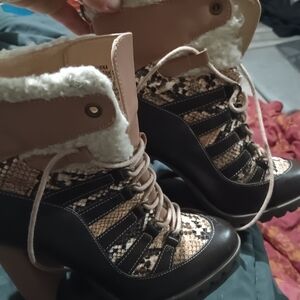 Size 7 boots brand new